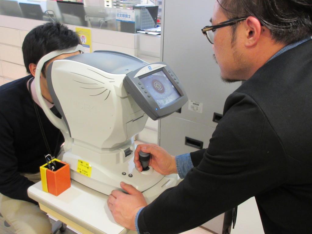 両眼視機能　プリズム検査　ものが二つに見える　東京都内　検眼　予約