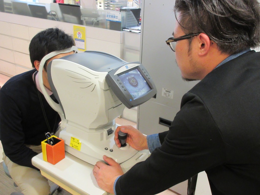 物がダブって見える　東京都　江戸川区　メガネ　両眼視機能　プリズム検査　複視　斜位　斜視
