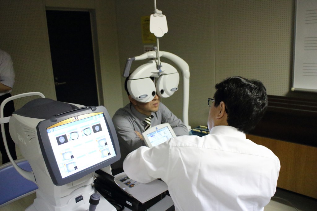 物がダブって見える　メガネ　東京　両眼視機能　プリズム検査　スキアスコープ　レチノスコープ