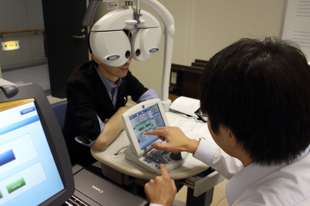 物がダブって見える　メガネ　東京　両眼視機能　プリズム検査　スキアスコープ　レチノスコープ
