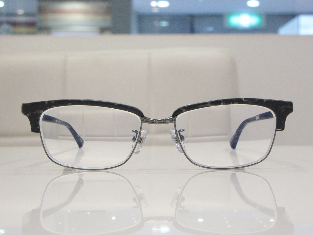 デュアル　DJUAL　物がだぶる　メガネ　東京　物がダブってみえる　両眼視機能　プリズム検査