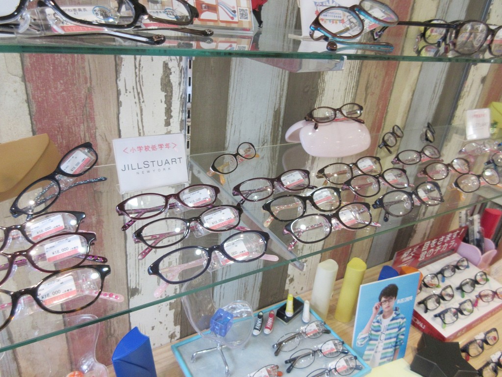 メガネ作り体験　こども眼鏡　子供　メガネ　小児用治療用　両眼視機能　プリズム検査　カラー診断　コンタクトレンズ　　