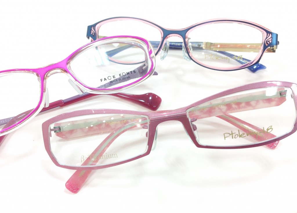 鯖江の眼鏡 明るいピンクのフレーム