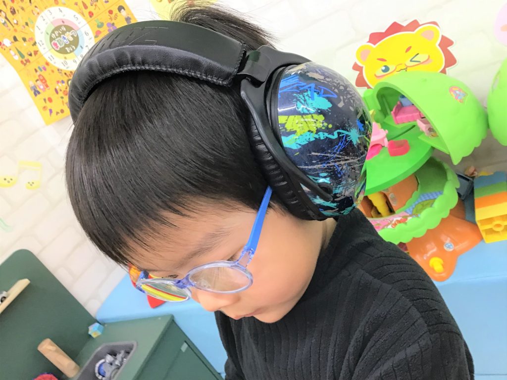 トマトグラッシーズ,ゴムテンプル,弱視治療用眼鏡,子供眼鏡,自閉症スペクトラム,ASD,睡眠障害,感覚過敏,聴覚過敏,イヤーマフ