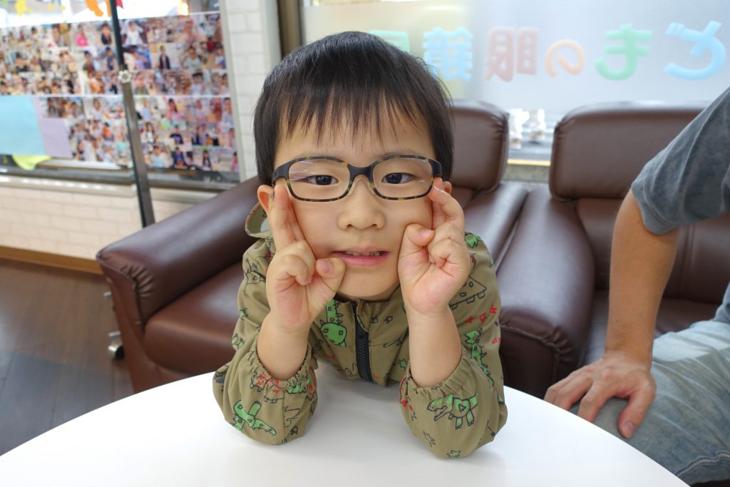 弱視治療用眼鏡,子供メガネ,子供眼鏡,専門店,東京,都内,江戸川区,こどもの眼鏡屋フェイスオン瑞江店,トマトグラッシーズ,軽くて丈夫な眼鏡,かけ心地の良い眼鏡,丈夫な眼鏡