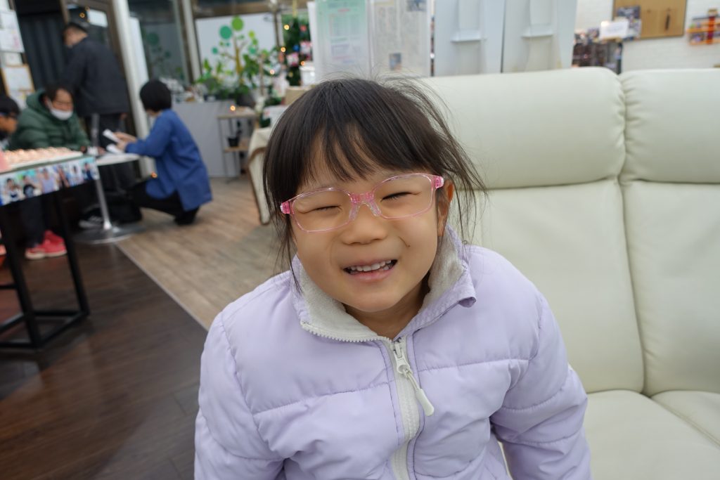 弱視治療用眼鏡,子供眼鏡,子供メガネ,専門店,東京,都内,江戸川区,こどもの眼鏡屋フェイスオン瑞江店,トマトグラッシーズ,軽くて丈夫な眼鏡,かけ心地の良い眼鏡,丈夫な眼鏡