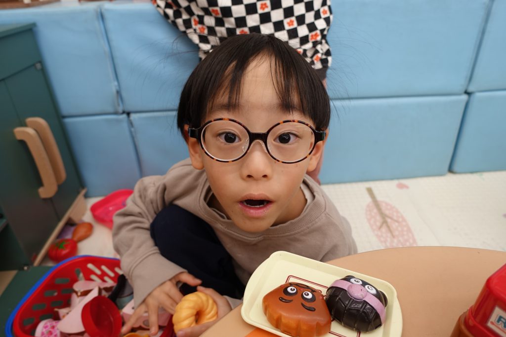 弱視治療用眼鏡,子供眼鏡,専門店,東京,都内,江戸川区,こどもの眼鏡屋フェイスオン瑞江店,トマトグラッシーズ,軽くて丈夫な眼鏡,かけ心地の良い眼鏡,丈夫な眼鏡,まんまる眼鏡,オシャレな眼鏡