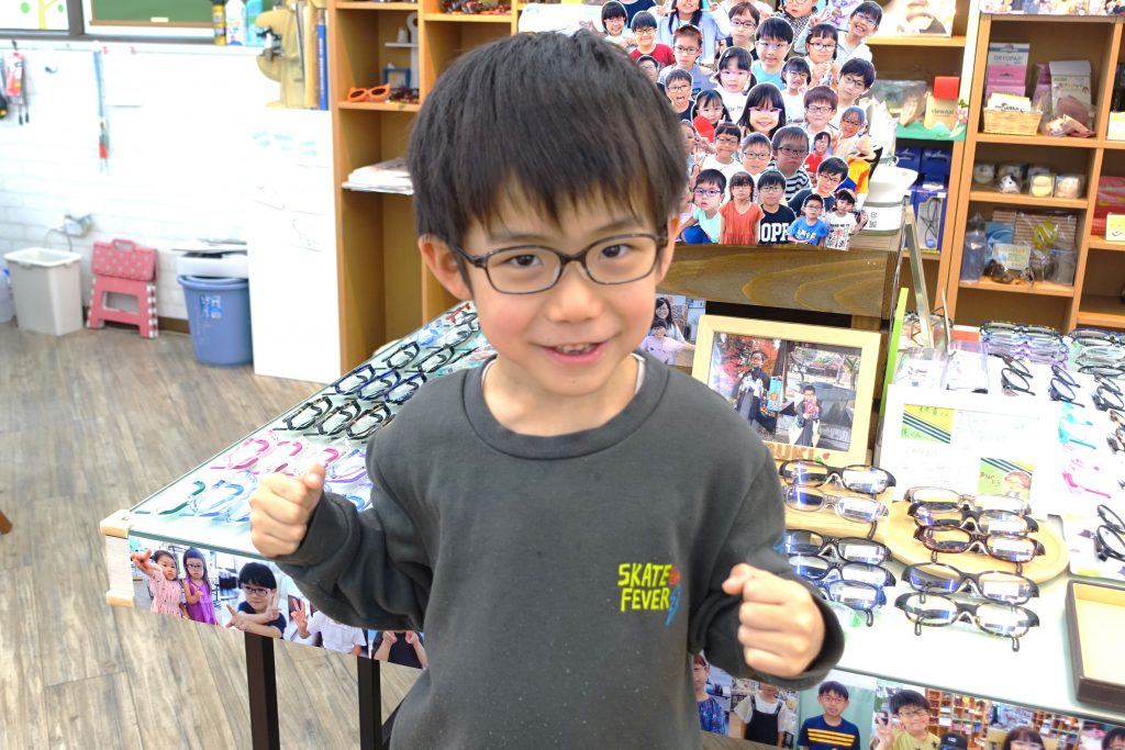 弱視治療用眼鏡,子供眼鏡,専門店,東京,都内,江戸川区,こどもの眼鏡屋フェイスオン瑞江店,グラシックジュニア,柔らかくて丈夫な眼鏡,軽くて丈夫な眼鏡,かけ心地の良い眼鏡