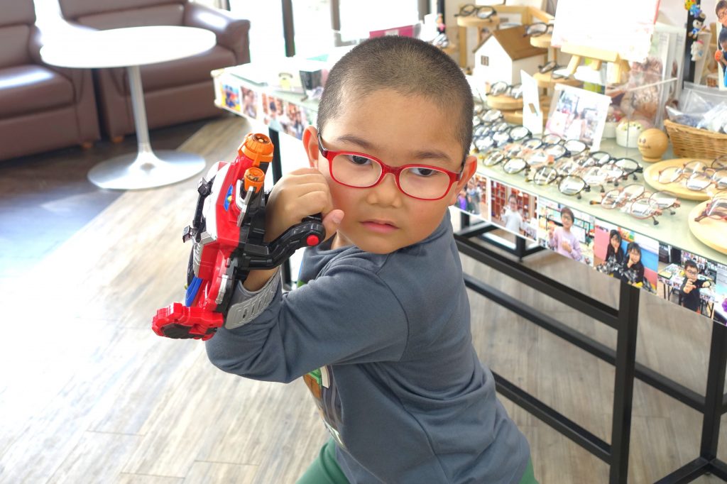 弱視治療用眼鏡,子供眼鏡,専門店,東京,都内,江戸川区,こどもの眼鏡屋フェイスオン瑞江店,トマトグラッシーズ,軽くて丈夫な眼鏡,かけ心地の良い眼鏡,丈夫な眼鏡