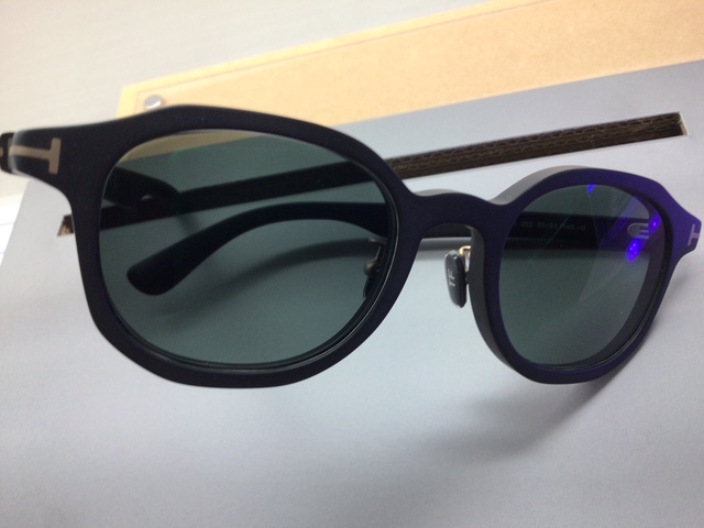 調光レンズ　色の変わるメガネレンズ